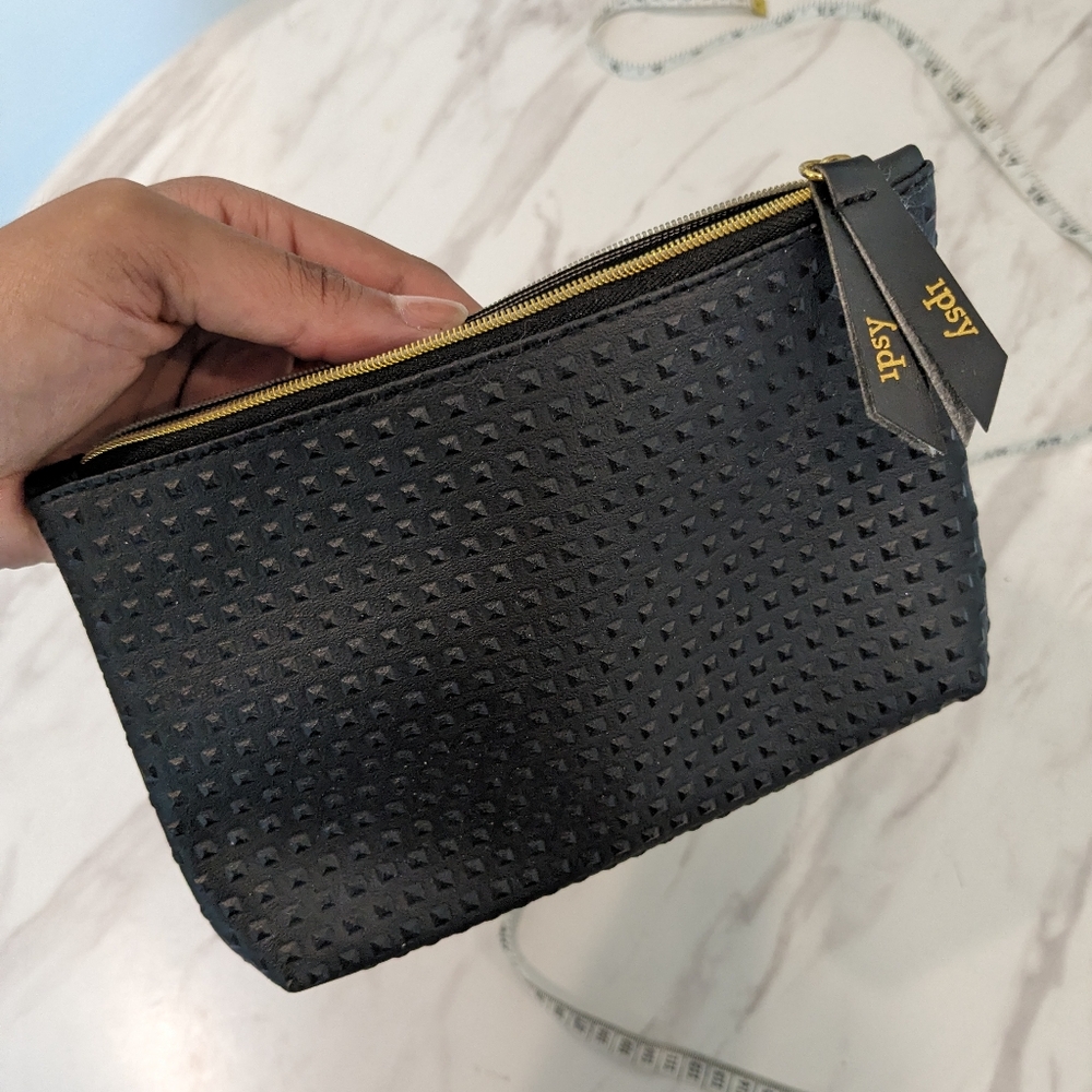 Ipsy clutch